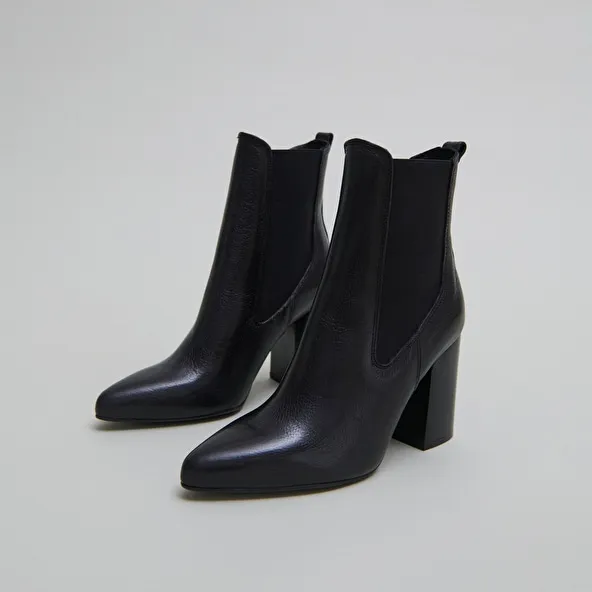 Heeled ankle boots with pointed toes in black grained leather