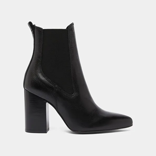 Heeled ankle boots with pointed toes in black grained leather