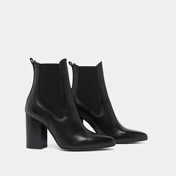 Heeled ankle boots with pointed toes in black grained leather