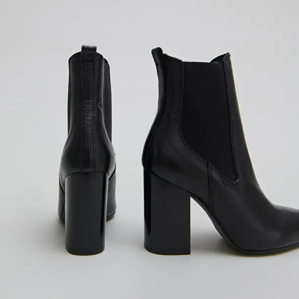 Heeled ankle boots with pointed toes in black grained leather