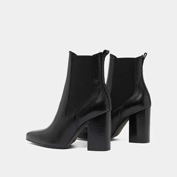 Heeled ankle boots with pointed toes in black grained leather