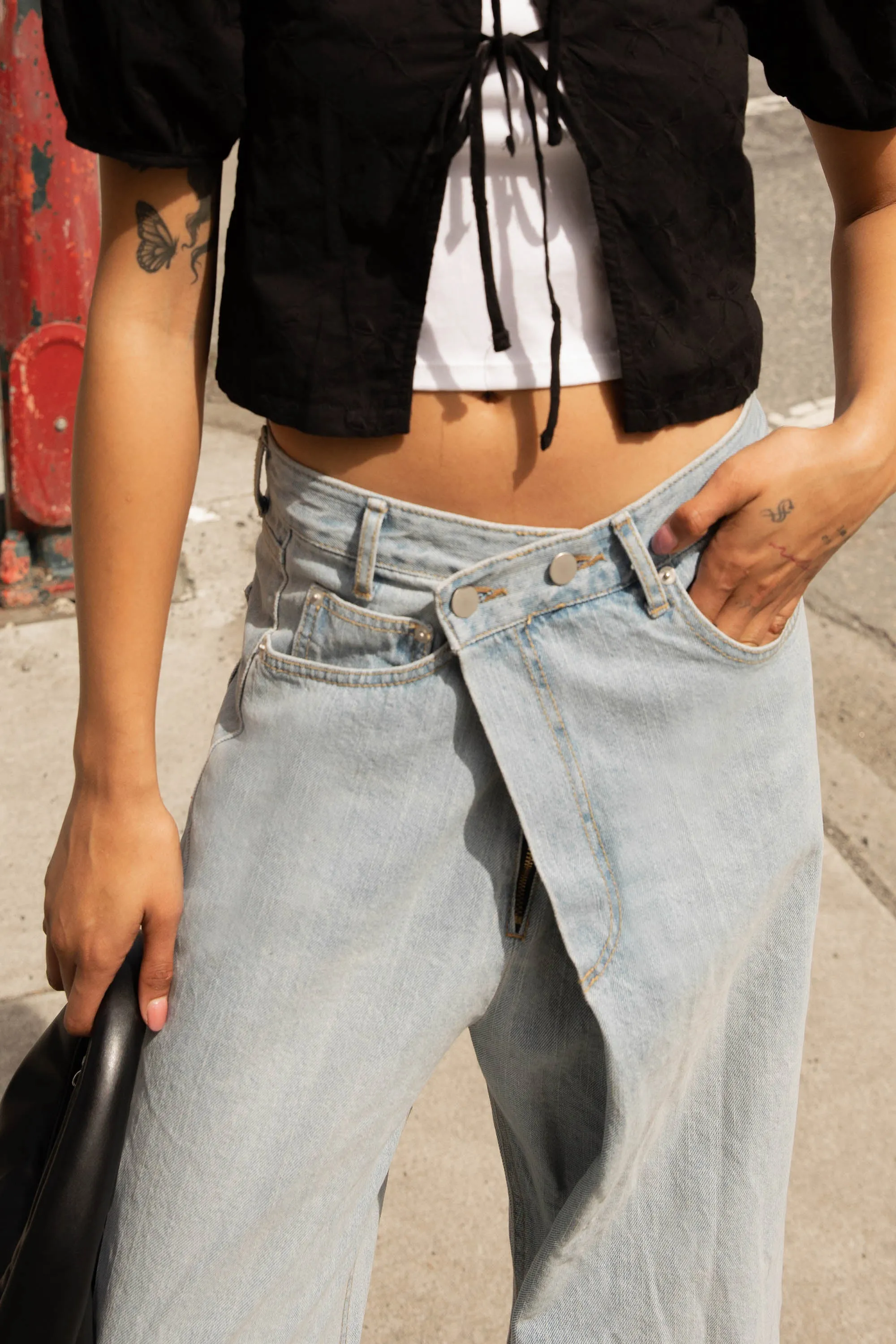 OVERSIZED CROSS-OVER JEANS