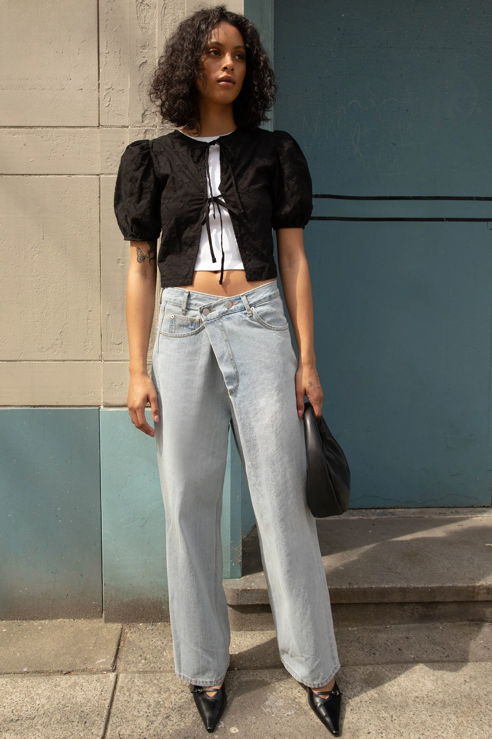 OVERSIZED CROSS-OVER JEANS