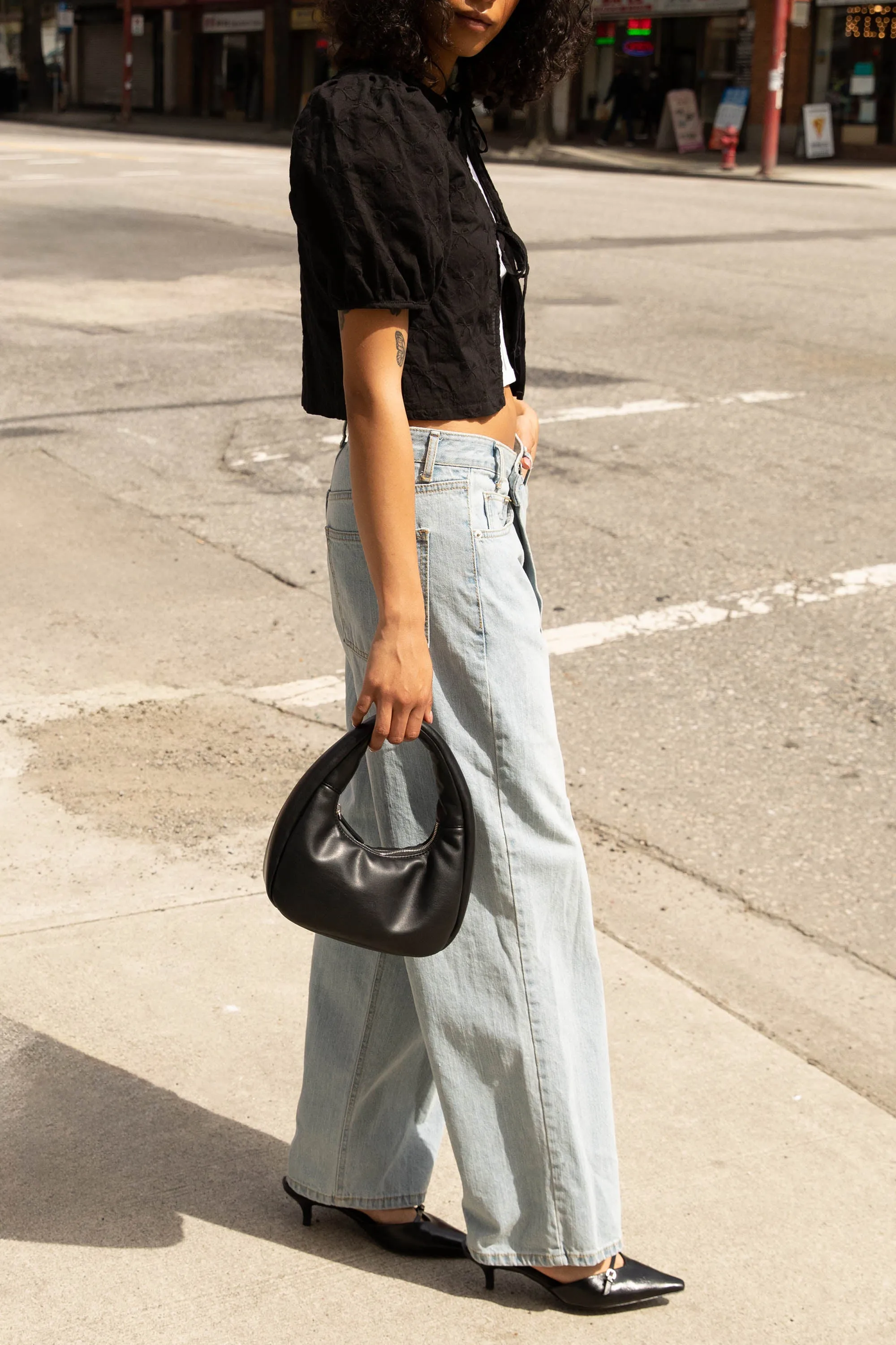 OVERSIZED CROSS-OVER JEANS