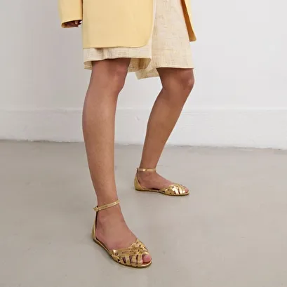 Sandals with flat heel in gold leather