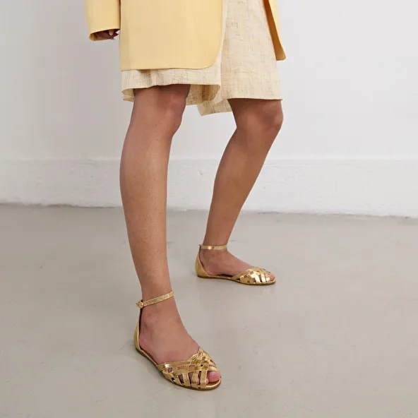 Sandals with flat heel in gold leather