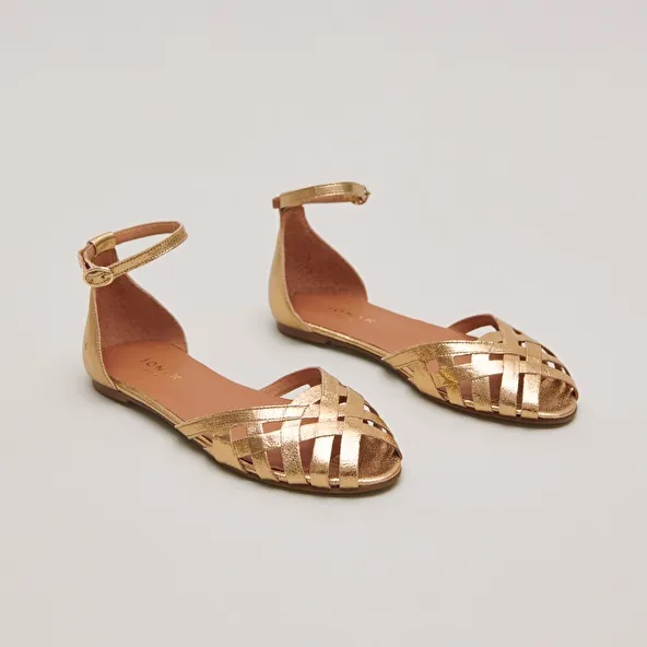 Sandals with flat heel in gold leather