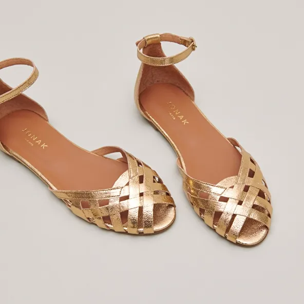 Sandals with flat heel in gold leather