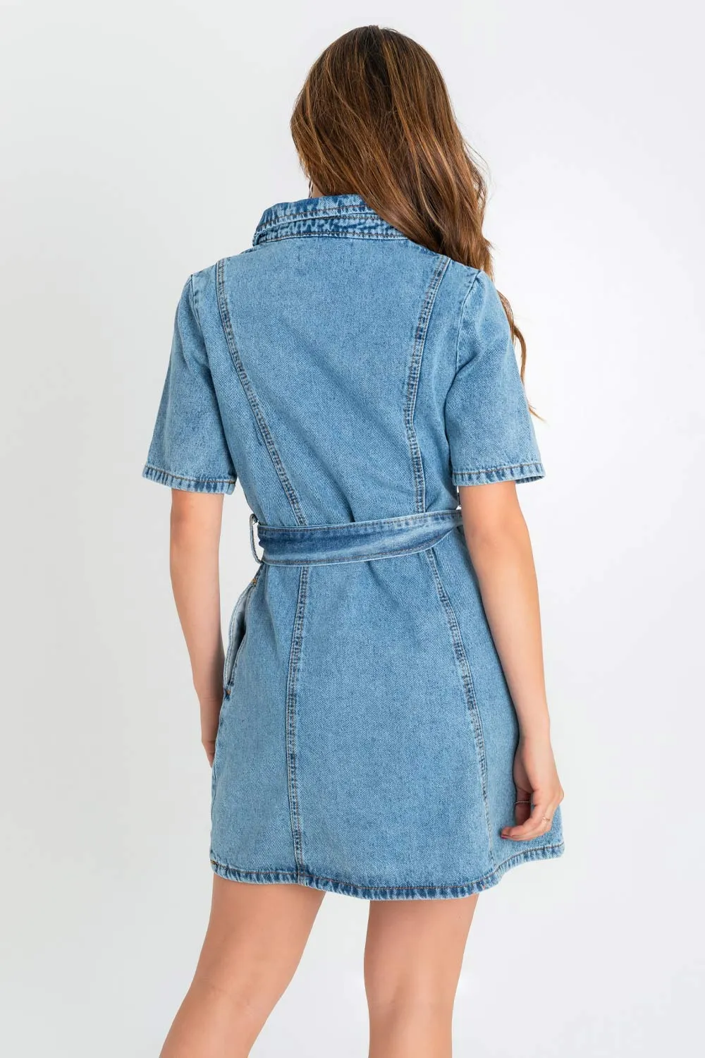 Vestido corto camisero de denim con cinturón